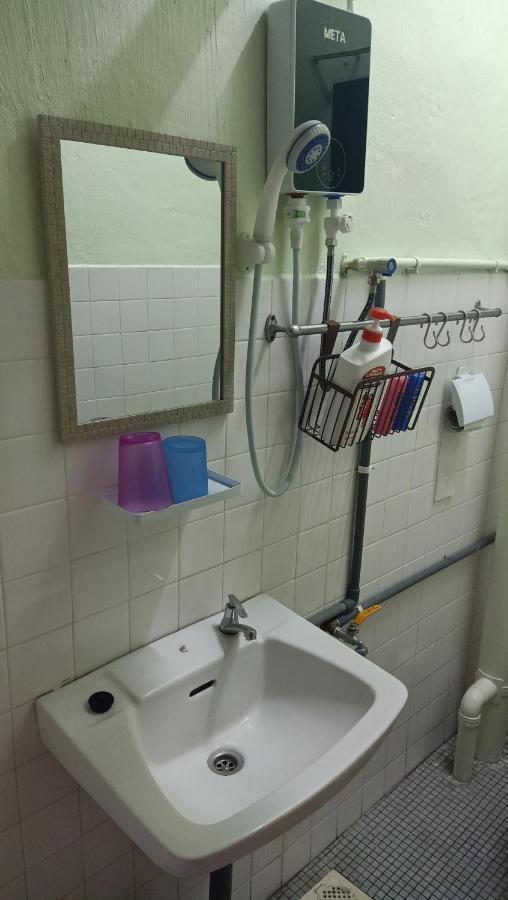 Snoopy Homestay Two Bedroom Бату-Пахат Экстерьер фото
